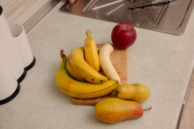 Muz ve Karışık Meyveli Mutfak Sahnesi