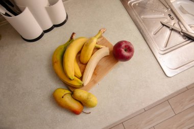 Muz ve Karışık Meyveli Mutfak Sahnesi