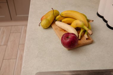 Muz ve Karışık Meyveli Mutfak Sahnesi