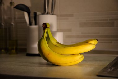 Masadaki Olgun Muzlar: Renkli ve Sağlıklı Meyve Fotoğrafları