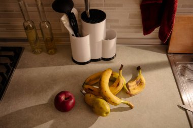 Muz ve Karışık Meyveli Mutfak Sahnesi