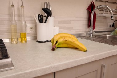 Masadaki Olgun Muzlar: Renkli ve Sağlıklı Meyve Fotoğrafları