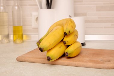 Masadaki Olgun Muzlar: Renkli ve Sağlıklı Meyve Fotoğrafları