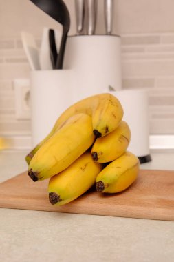 Masadaki Olgun Muzlar: Renkli ve Sağlıklı Meyve Fotoğrafları