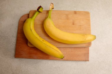 Masadaki Olgun Muzlar: Renkli ve Sağlıklı Meyve Fotoğrafları