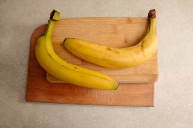 Masadaki Olgun Muzlar: Renkli ve Sağlıklı Meyve Fotoğrafları