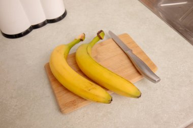 Masadaki Olgun Muzlar: Renkli ve Sağlıklı Meyve Fotoğrafları