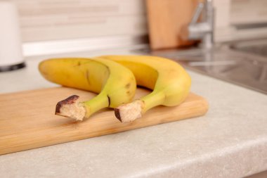 Masadaki Olgun Muzlar: Renkli ve Sağlıklı Meyve Fotoğrafları