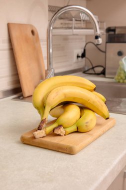 Masadaki Olgun Muzlar: Renkli ve Sağlıklı Meyve Fotoğrafları