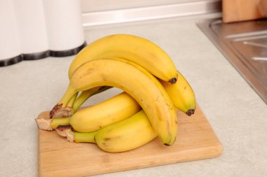 Masadaki Olgun Muzlar: Renkli ve Sağlıklı Meyve Fotoğrafları