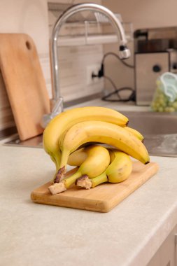 Masadaki Olgun Muzlar: Renkli ve Sağlıklı Meyve Fotoğrafları