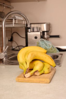 Masadaki Olgun Muzlar: Renkli ve Sağlıklı Meyve Fotoğrafları