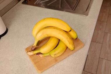 Masadaki Olgun Muzlar: Renkli ve Sağlıklı Meyve Fotoğrafları