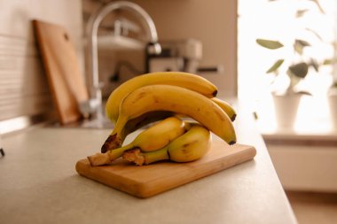 Masadaki Olgun Muzlar: Renkli ve Sağlıklı Meyve Fotoğrafları