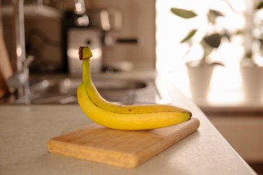 Masadaki Olgun Muzlar: Renkli ve Sağlıklı Meyve Fotoğrafları