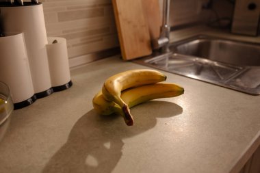 Masadaki Olgun Muzlar: Renkli ve Sağlıklı Meyve Fotoğrafları