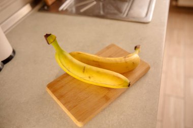 Masadaki Olgun Muzlar: Renkli ve Sağlıklı Meyve Fotoğrafları