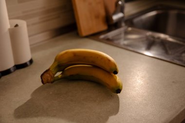 Masadaki Olgun Muzlar: Renkli ve Sağlıklı Meyve Fotoğrafları