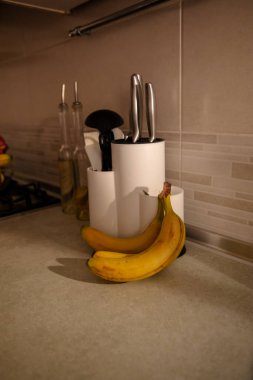 Masadaki Olgun Muzlar: Renkli ve Sağlıklı Meyve Fotoğrafları