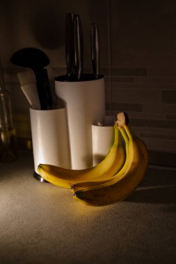 Masadaki Olgun Muzlar: Renkli ve Sağlıklı Meyve Fotoğrafları