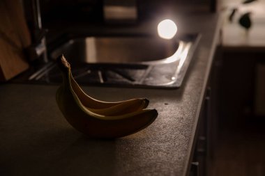 Masadaki Olgun Muzlar: Renkli ve Sağlıklı Meyve Fotoğrafları