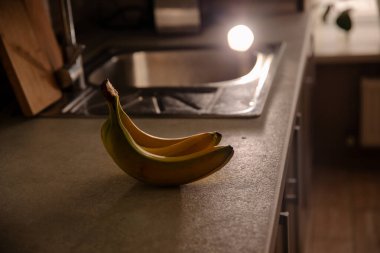 Masadaki Olgun Muzlar: Renkli ve Sağlıklı Meyve Fotoğrafları