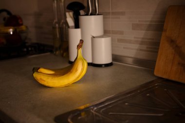 Masadaki Olgun Muzlar: Renkli ve Sağlıklı Meyve Fotoğrafları