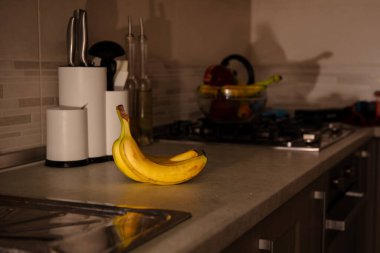 Masadaki Olgun Muzlar: Renkli ve Sağlıklı Meyve Fotoğrafları