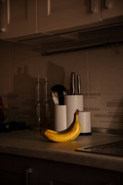 Masadaki Olgun Muzlar: Renkli ve Sağlıklı Meyve Fotoğrafları