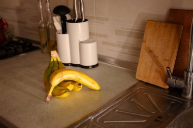 Masadaki Olgun Muzlar: Renkli ve Sağlıklı Meyve Fotoğrafları