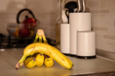 Masadaki Olgun Muzlar: Renkli ve Sağlıklı Meyve Fotoğrafları