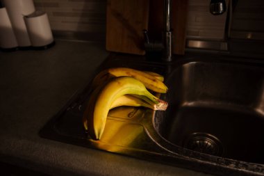 Masadaki Olgun Muzlar: Renkli ve Sağlıklı Meyve Fotoğrafları