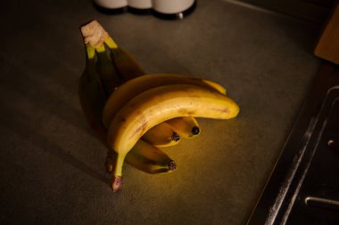 Masadaki Olgun Muzlar: Renkli ve Sağlıklı Meyve Fotoğrafları