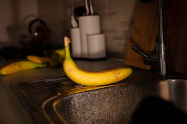 Masadaki Olgun Muzlar: Renkli ve Sağlıklı Meyve Fotoğrafları