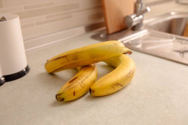 Masadaki Olgun Muzlar: Renkli ve Sağlıklı Meyve Fotoğrafları