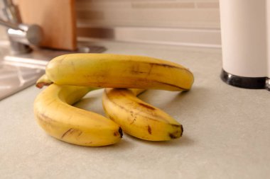 Masadaki Olgun Muzlar: Renkli ve Sağlıklı Meyve Fotoğrafları