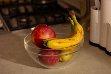 Muzlar ve elmalar mutfakta cam kasede.