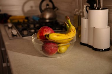 Muzlar ve elmalar mutfakta cam kasede.