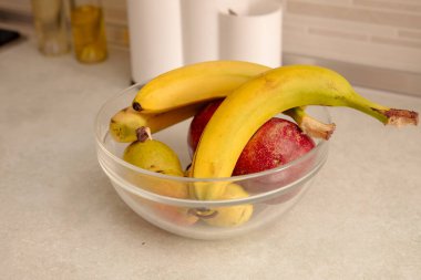 Muzlar ve elmalar mutfakta cam kasede.