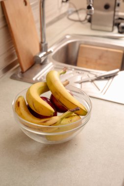 Muzlar ve elmalar mutfakta cam kasede.