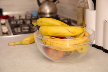 Muzlar ve elmalar mutfakta cam kasede.