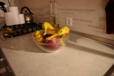 Muzlar ve elmalar mutfakta cam kasede.