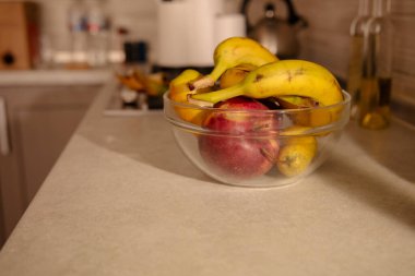Muzlar ve elmalar mutfakta cam kasede.