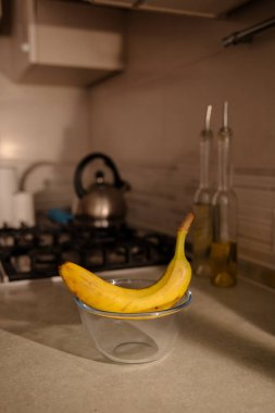 Muzlar mutfakta cam kasede.