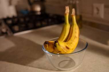 Muzlar mutfakta cam kasede.