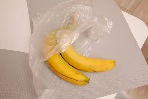 Plátano Una Bolsa Plástico — Foto de Stock