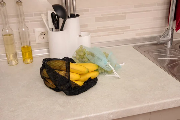Кухонная Сцена Бананами Смешанными Фруктами — стоковое фото