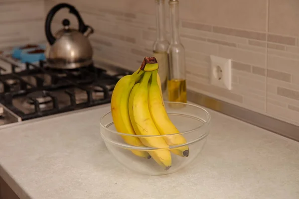 Ωριμότητα Μπανάνες Ένα Τραπέζι Πολύχρωμο Και Υγιή Φρούτα Φωτογραφία Απόθεμα — Φωτογραφία Αρχείου