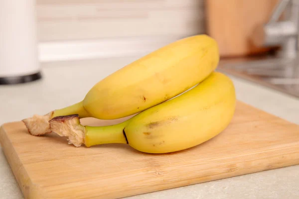Plátanos Maduros Sobre Una Mesa Fotografía Stock Frutas Coloridas Saludables — Foto de Stock