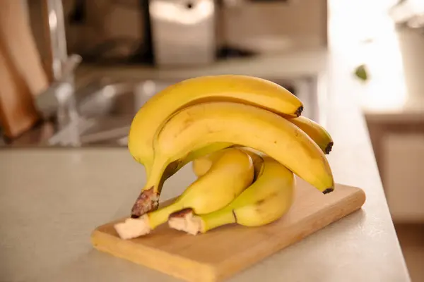 テーブルの上のバナナをパイプ カラフルで健康的なフルーツストック写真 — ストック写真
